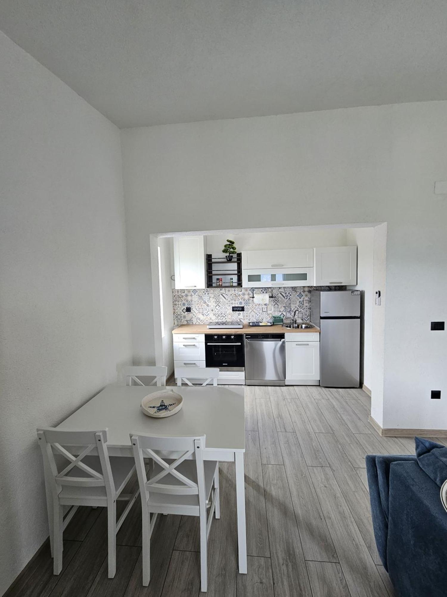 Apartmani 1 Pinezici Exterior foto